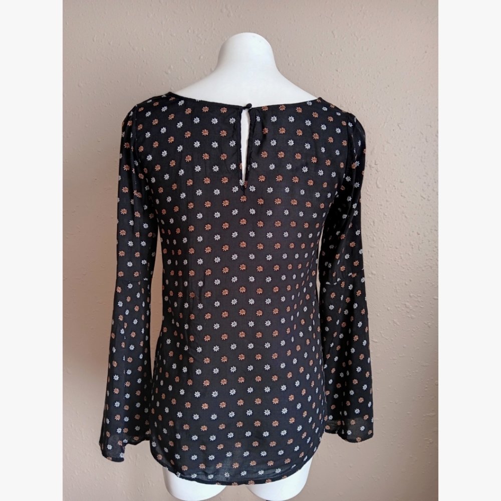 Express Bell Sleeve Floral Print Top - Picture 3 of 6